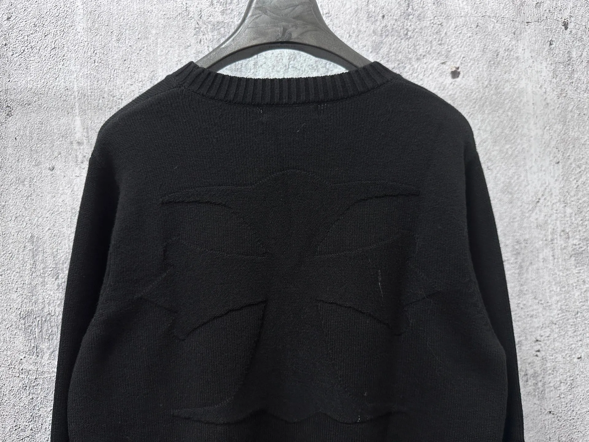 ￼ P250 【Chrome Hearts】Chrome Hearts' new cross-knitted jacquard appliquéd crew neck sweater. Contains 20% wool. The item is made of custom-dyed and custom-spun yarn and purchased from the original version. A full set of customized accessories. Details determine success or failure. A new model for autumn and winter. It is soft and delicate and does not tie the body. The upper body effect is very nice. Loose fit. Same style for men and women. Color: White Black Size: S-L